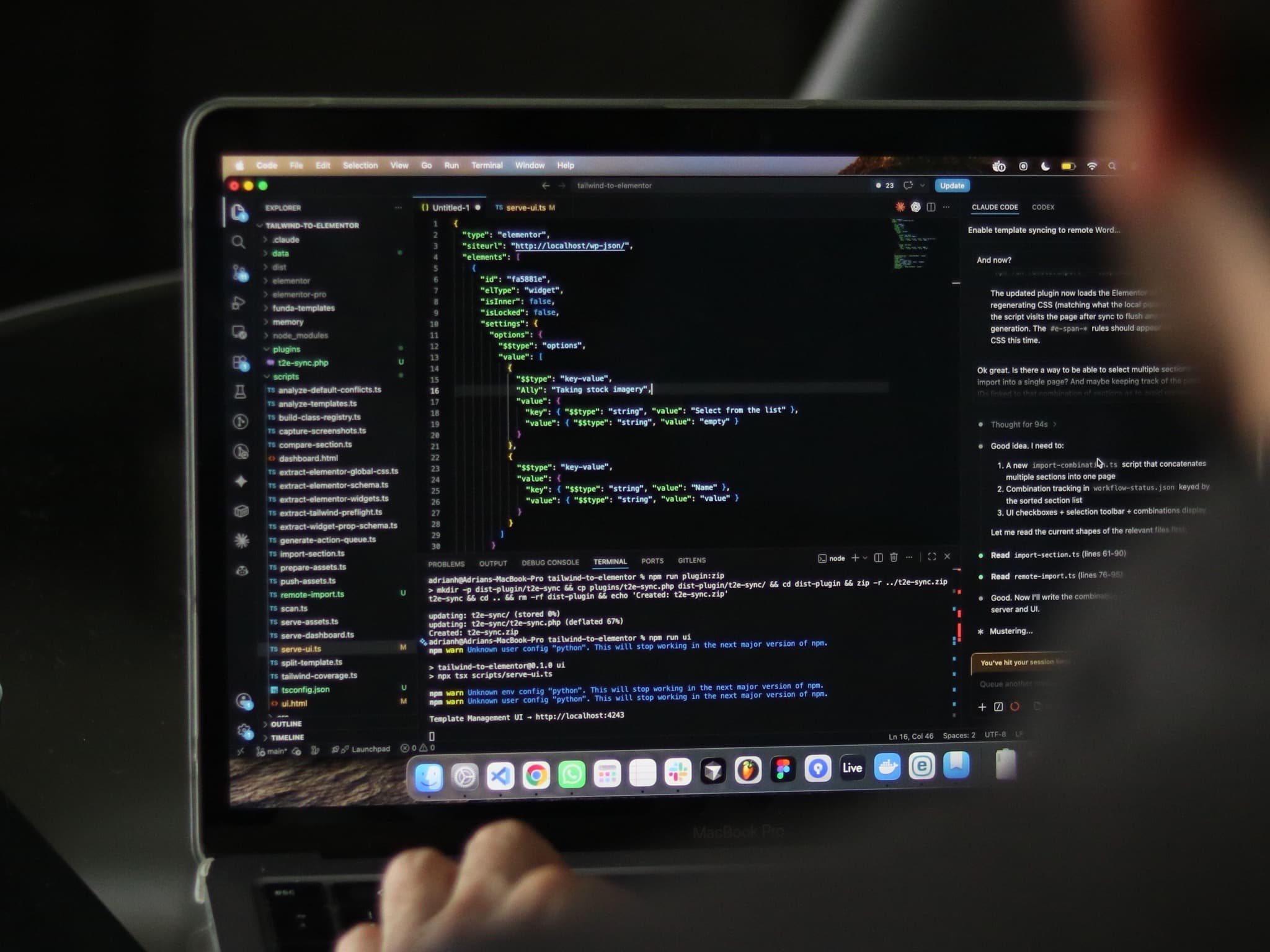 Over de schouder van een ontwikkelaar: code in de editor en een AI-assistent ernaast op het laptopscherm.